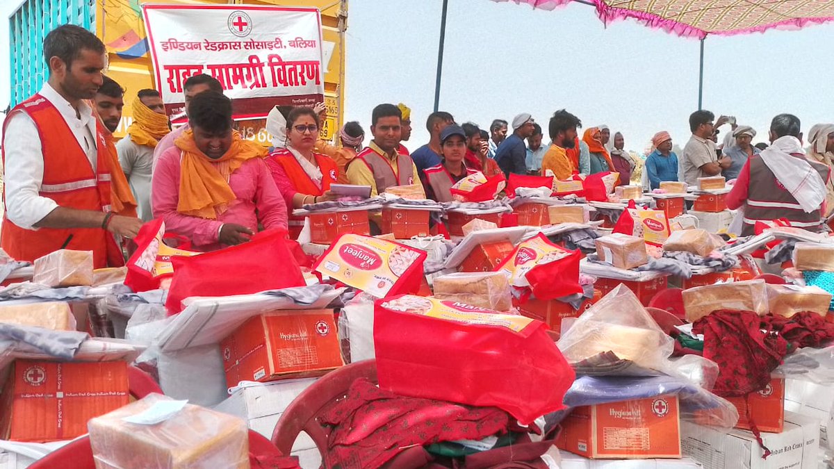 Redcrossballia's tweet photo. बैरिया तहसील अंतर्गत गोपालनगर ताड़ी में भीषण अगलगी से प्रभावित 90 परिवारों में जिलाधिकारी/अध्यक्ष IRCS बलिया के निर्देशानुसार तथा अपर CMO/सचिव IRCS बलिया डॉ आनंद कुमार के कुशल नेतृत्व में राहत सामग्री(किचेन सेट,कॉटन कम्बल,हाइजीन किट,टीशर्ट,धोती,तिरपाल,बाल्टी,साड़ी, फ्रॉक, https://t.co/QeCqvQWTrp