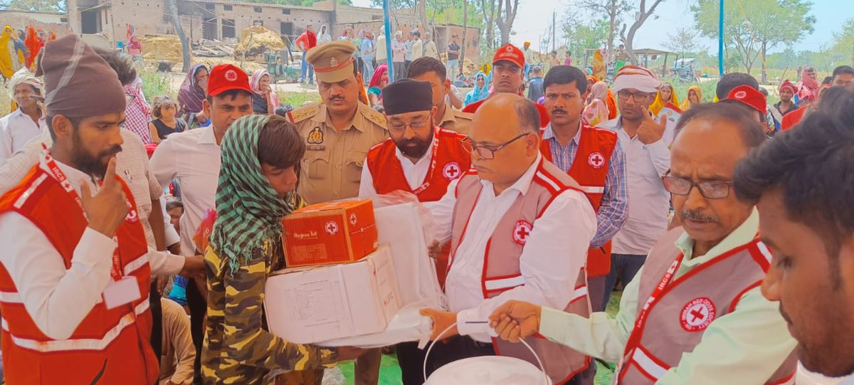 Redcrossballia's tweet photo. बैरिया तहसील अंतर्गत गोपालनगर ताड़ी में भीषण अगलगी से प्रभावित 90 परिवारों में जिलाधिकारी/अध्यक्ष IRCS बलिया के निर्देशानुसार तथा अपर CMO/सचिव IRCS बलिया डॉ आनंद कुमार के कुशल नेतृत्व में राहत सामग्री(किचेन सेट,कॉटन कम्बल,हाइजीन किट,टीशर्ट,धोती,तिरपाल,बाल्टी,साड़ी, फ्रॉक, https://t.co/QeCqvQWTrp
