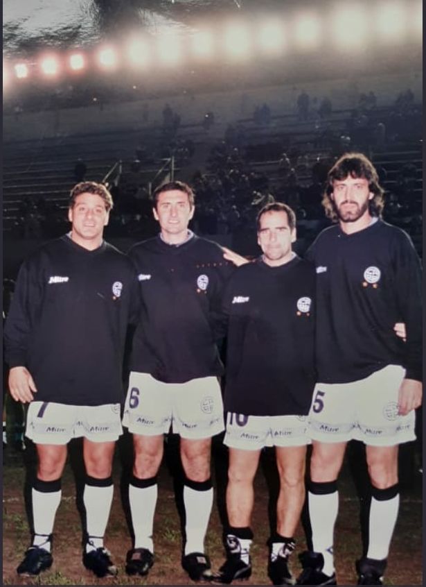 alboysimagenes's tweet photo. Año 1998/99

Claudio " El turco " García
Carlos Mayor
Walter " Pescadito" Paz
Sergio " Checho" Batista https://t.co/rI6leiN5kc