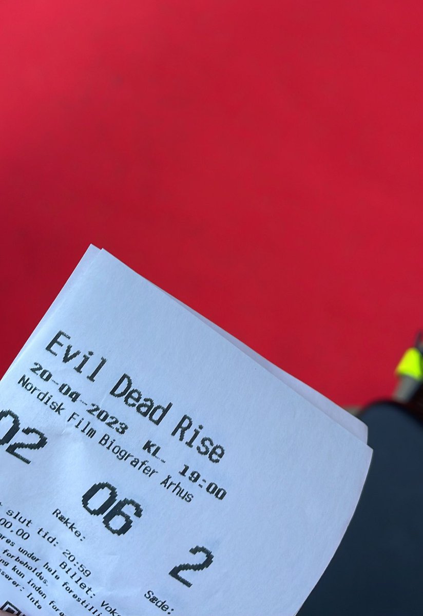 MadsHolm's tweet photo. Efter at have oversat romanceføljeton hele dagen, så glæder jeg mig til at blive godt og grundigt skræmt af Evil Dead Rise og det dæmoniske lyddesign af @lydrummet - Jeg lader som om, det er derfor, at den røde løber er rullet ud i Aarhus. https://t.co/vxxTdgnnVB