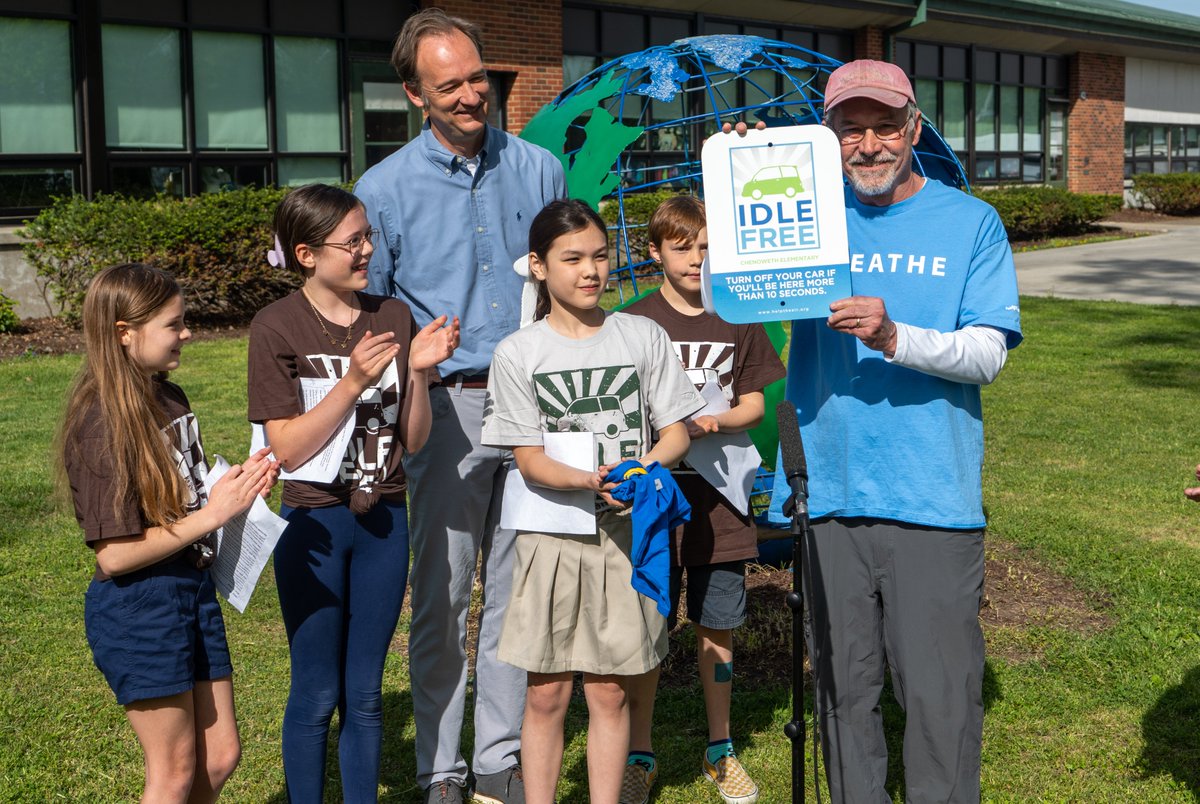 JCPSKY's tweet photo. 🌎 IDLE-FREE CAR RIDER LINE | In celebration of Earth Day on Saturday, @chenowethes recommitted to an idle-free car rider line, which it first began in 2011!

The school and @LouAPCD unveiled a new sign today for the initiative that benefits Louisville's air quality!

#WeAreJCPS https://t.co/ugOZLP5txm