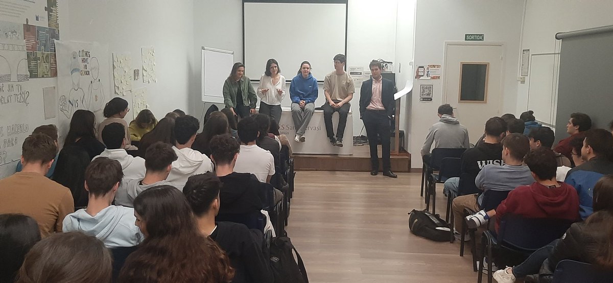 enricpiriz's tweet photo. Aquest matí hem tingut la sort de comptar amb #exalumnes de #JEStGervasi que cursen els primers i darrers cursos universitaris per col·laborar en l'orientació de futur dels nois i noies d' #1batx i #2batx. #acompanyem #comhancrescut @JesuitesEdu #graduacio https://t.co/KBhhRCjewh