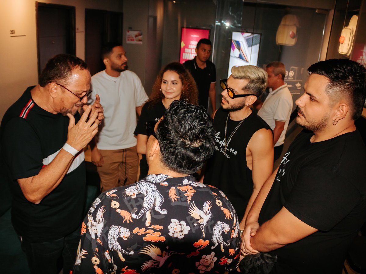 Ayer conocí y hablé con nada más y nada menos que el maestro Pin Ojeda, timbalero y amigo del #JoeArroyo creadores del ritmo #JoeSon que fusioné en #AndoLoco. Ver su emoción al escuchar el tema fue una sensación indescriptible! Agradecido con Dios por esta linda experiencia 🙏🏼