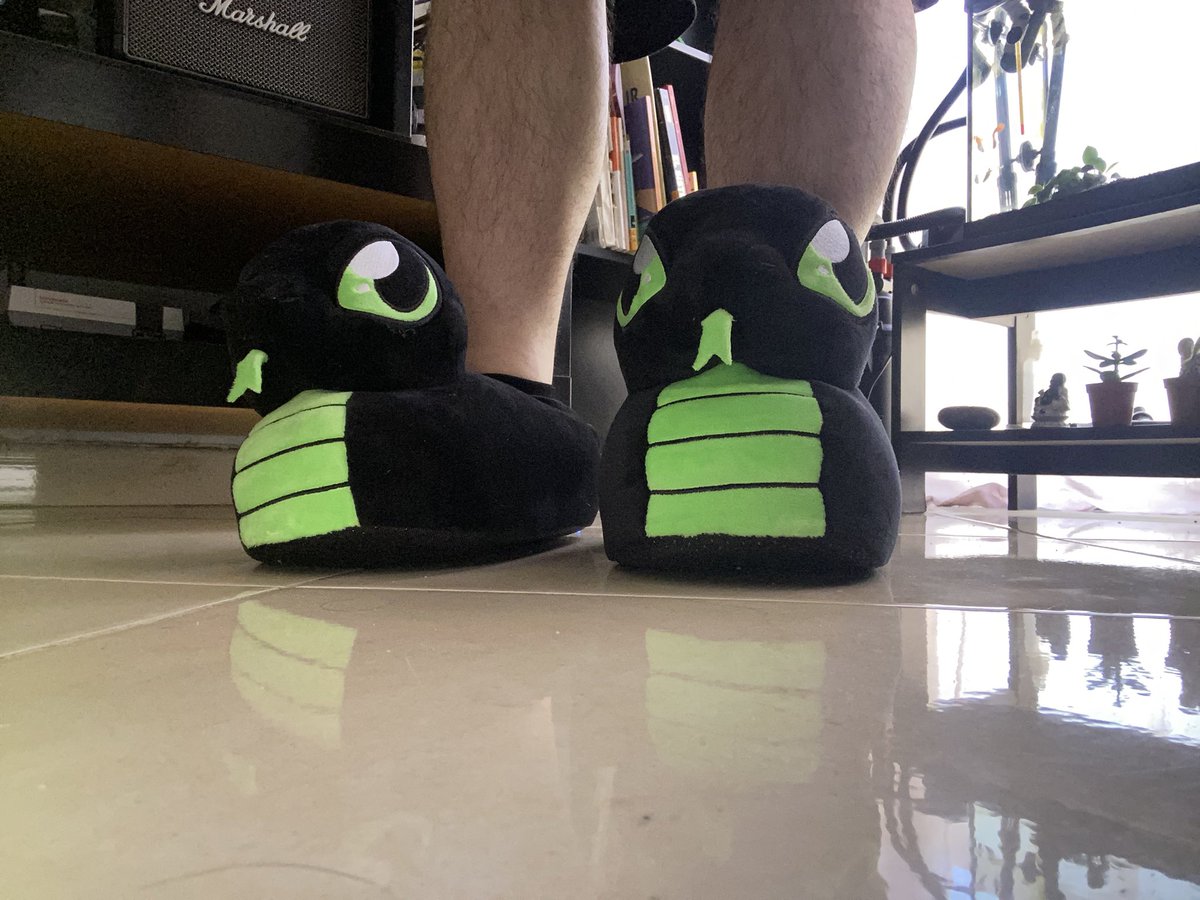 jacbael's tweet photo. Llegando justo cuando el invierno ❄️ se va 😪 #razersnekisnek https://t.co/VCksRP5QCP