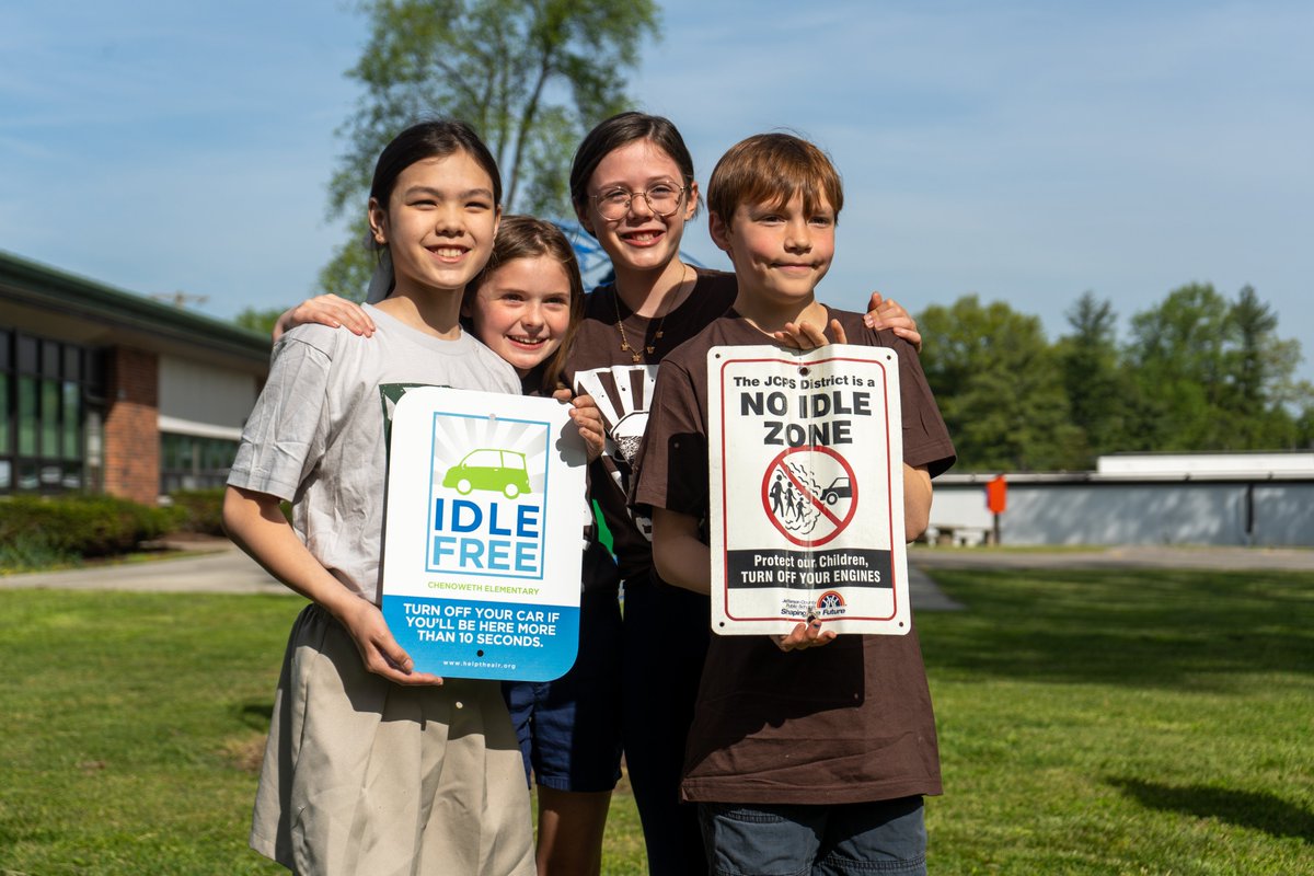 JCPSKY's tweet photo. 🌎 IDLE-FREE CAR RIDER LINE | In celebration of Earth Day on Saturday, @chenowethes recommitted to an idle-free car rider line, which it first began in 2011!

The school and @LouAPCD unveiled a new sign today for the initiative that benefits Louisville's air quality!

#WeAreJCPS https://t.co/ugOZLP5txm
