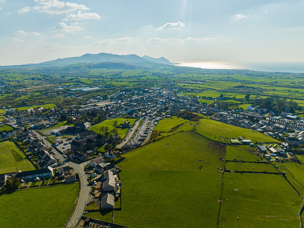 Sbio am mynyddoed Yr Eifl o uwchben Penygroes  🏴󠁧󠁢󠁷󠁬󠁳󠁿

<a href="/Ruth_ITV/">Ruth_TV</a>
<a href="/DerekTheWeather/">Derek Brockway - weatherman</a> <a href="/ITVWales/">ITV Wales News</a> <a href="/S4Ctywydd/">S4C Tywydd</a> <a href="/ItsYourWales/">It's Your Wales</a> @huwbbc <a href="/carolvorders/">Carol Vorderman</a> <a href="/MillardWill/">Will Millard</a> <a href="/ChrisPage90/">Chris Page - Weatherman</a> <a href="/metoffice/">Met Office</a>  <a href="/carolkirkwood/">Carol Kirkwood</a> <a href="/ExplSnowdonia/">Explore Snowdonia</a> <a href="/nantlle_360/">DyffrynNantlle360</a>