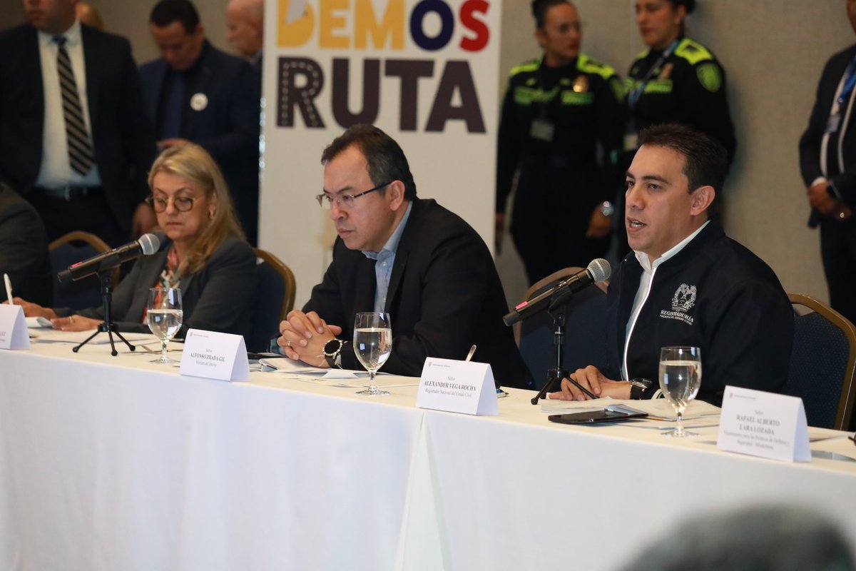 Registraduria's tweet photo. #EsNoticia | Ante los diferentes actores de las #EleccionesTerritoriales2023 el registrador nacional, Alexander Vega Rocha, explica el plan de garantías adoptado para este certamen democrático.

#GarantesDeLaDemocracia🇨🇴 https://t.co/VwnKWDkhvB