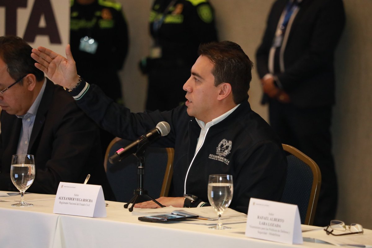 Registraduria's tweet photo. #EsNoticia | Ante los diferentes actores de las #EleccionesTerritoriales2023 el registrador nacional, Alexander Vega Rocha, explica el plan de garantías adoptado para este certamen democrático.

#GarantesDeLaDemocracia🇨🇴 https://t.co/VwnKWDkhvB