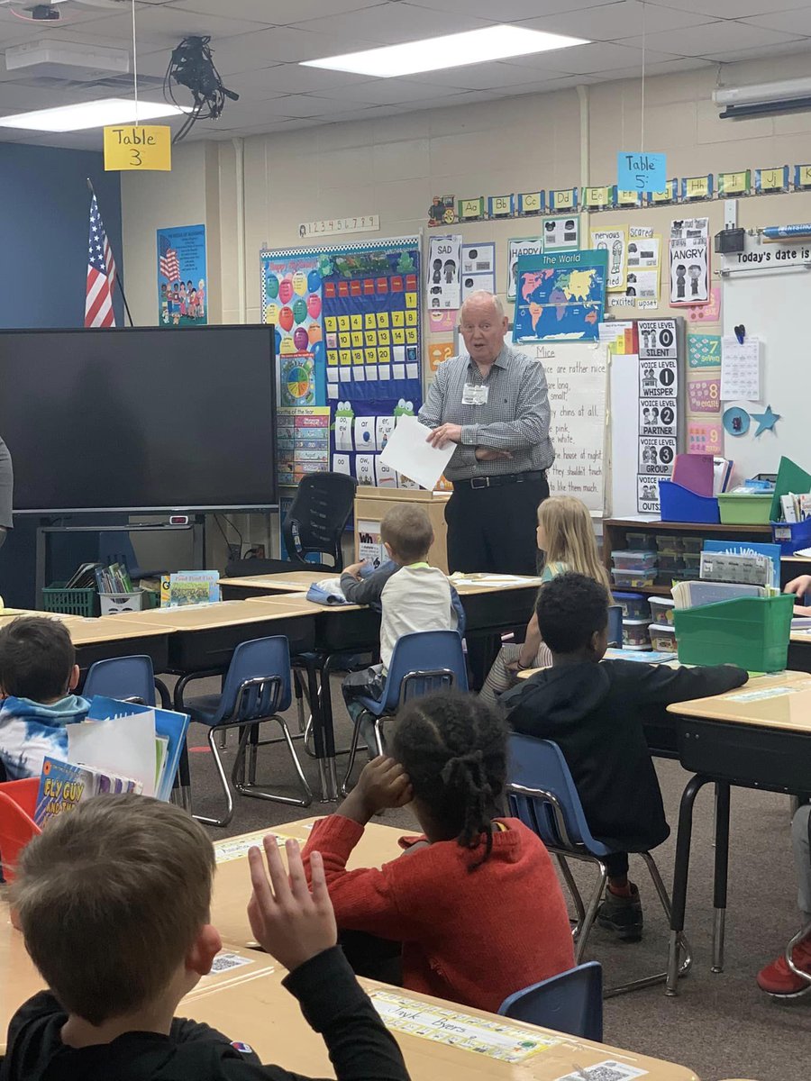 BankFrontier's tweet image. A couple of Teach Children to Save events that last few days. Yesterday was at the Little Rock Library and today at Rosa Parks Elementary. #teachchildrentosave #lilpioneerclub #youreaBIGDEALhere