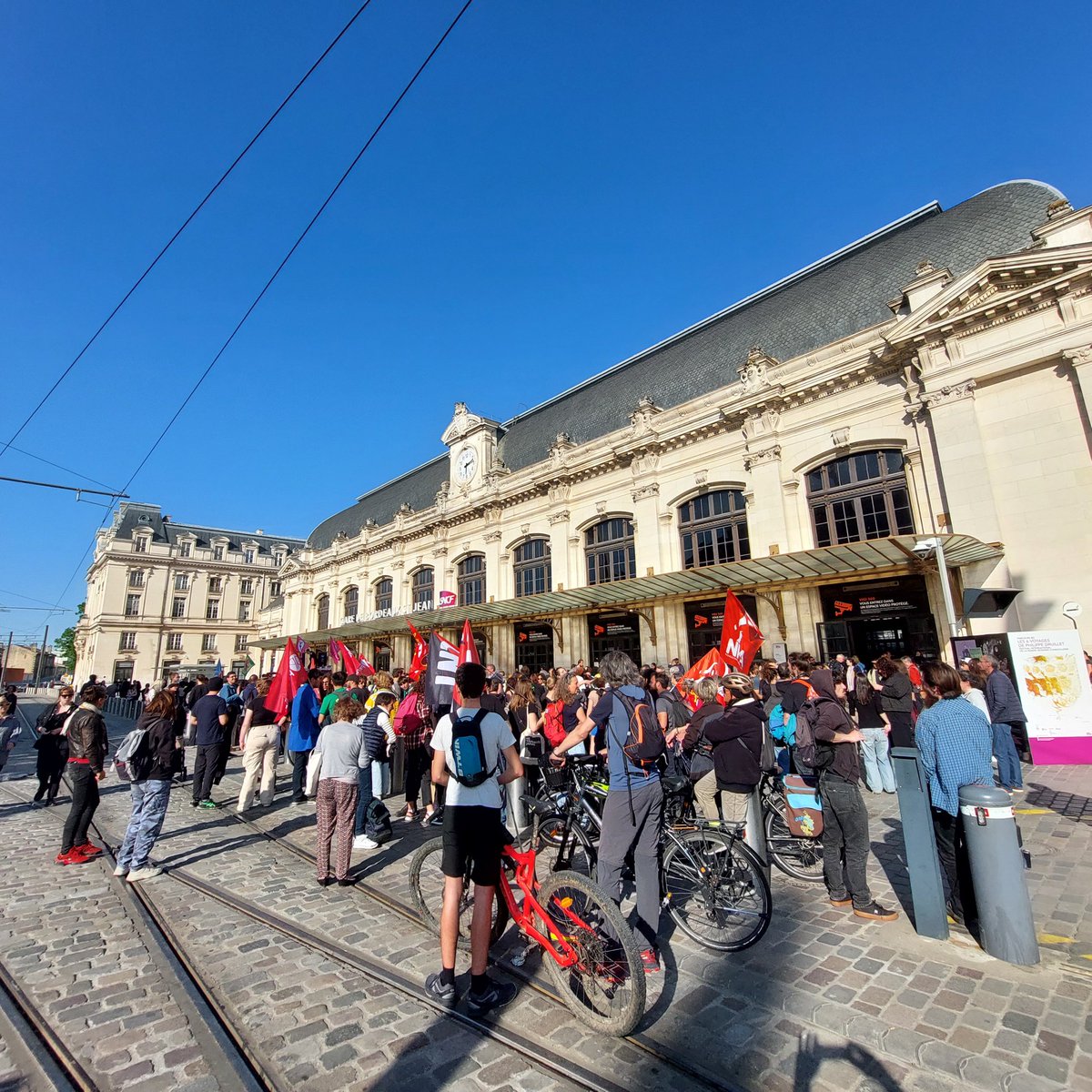 JCGaliacy's tweet photo. 200 personnes sont sur le parvis de la gare Saint-Jean à #Bordeaux. Une manifestation, doit rejoindre la place de le République. De nombreux fourgons de police sont également sur place. L'entrée dans la gare est seulement accessible aux porteurs de billets. @SO_Bordeaux https://t.co/QQ3I3ci5FK