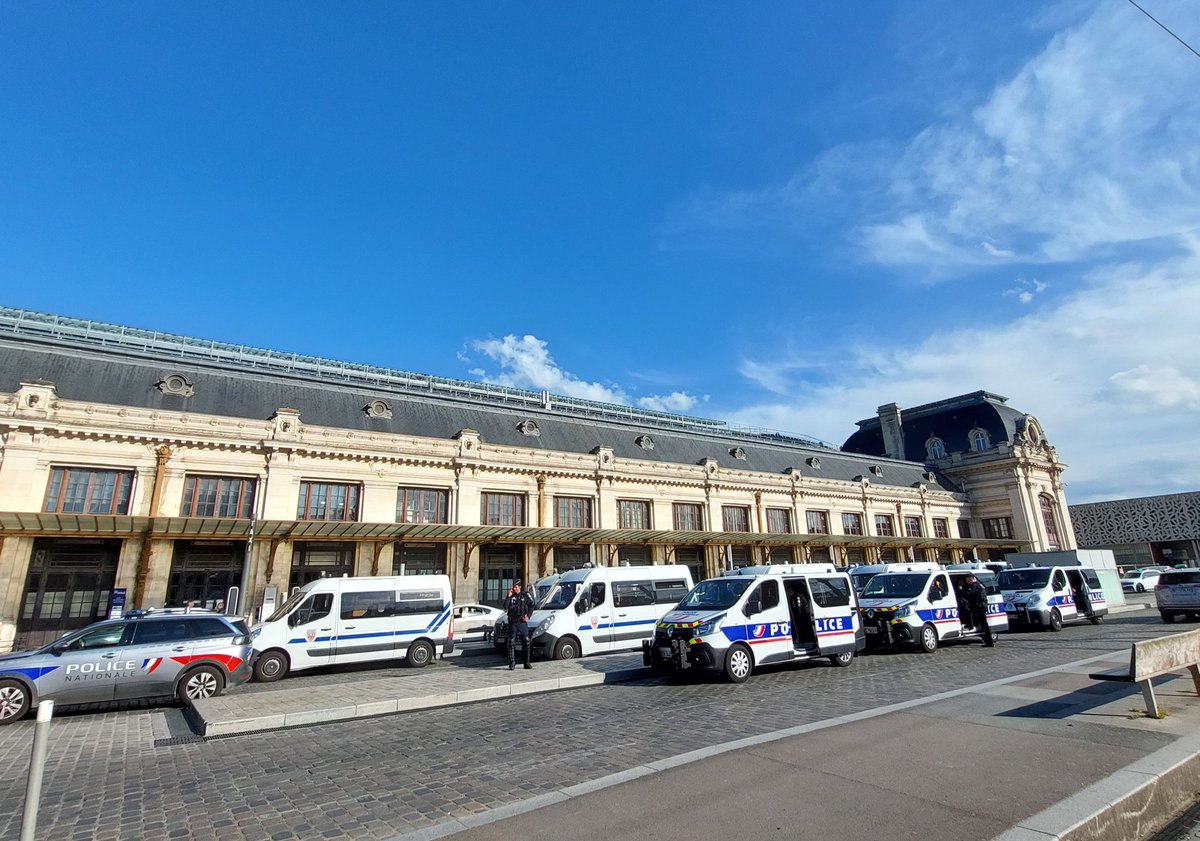JCGaliacy's tweet photo. 200 personnes sont sur le parvis de la gare Saint-Jean à #Bordeaux. Une manifestation, doit rejoindre la place de le République. De nombreux fourgons de police sont également sur place. L'entrée dans la gare est seulement accessible aux porteurs de billets. @SO_Bordeaux https://t.co/QQ3I3ci5FK