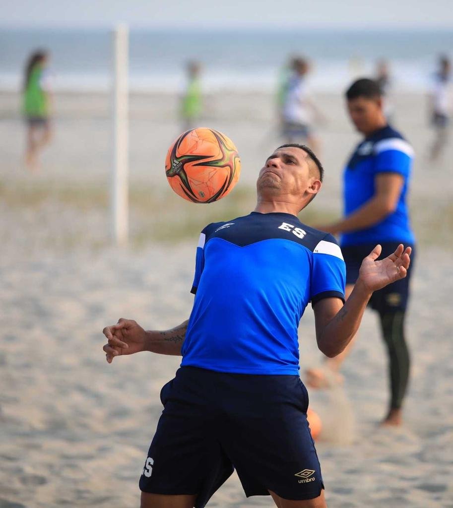 ChambitaMonge's tweet photo. #SelectaPlaya
Luego de superar una lesión, esta semana se incorporó a los entrenos de @LaSelecta_SLV #Playa, el pívot Agustín Ruiz, quien aspira a estar en la nómina oficial que competirá en el Campeonato de CONCACAF, a celebrarse en #Bahamas. https://t.co/IzBo0O5UVI