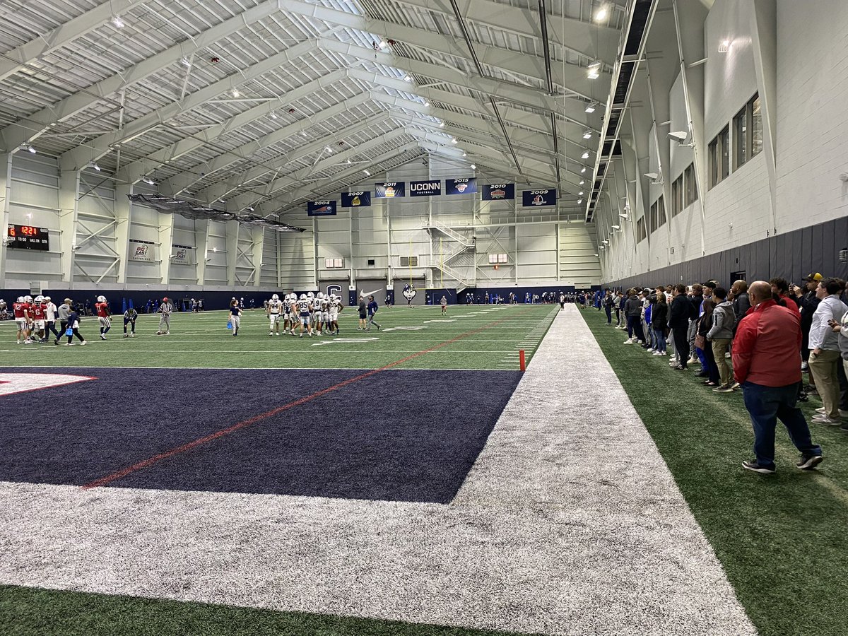 BallingerDj's tweet photo. Had a great visit at UCONN today! Thank you coach @CoachJimMoraFB for the opportunity. Loved the teams energy and the amazing facilities on campus. 
@MethactonFB @coachwest18 @bckull https://t.co/qPJKQiNeeJ