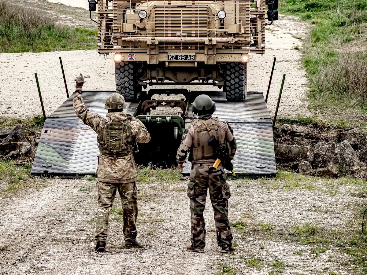 cdc31RG's tweet photo. Les Systèmes de Pose Rapide de Travures détachés par le @13RG_officiel auprès du #31RG dans le cadre d'#ORION23 ont été mis en œuvre pour faire franchir des véhicules de l'armée britannique. Une coopération interalliée ancienne et d’avenir pour la défense de nos intérêts communs. https://t.co/wpiwFi5T7G