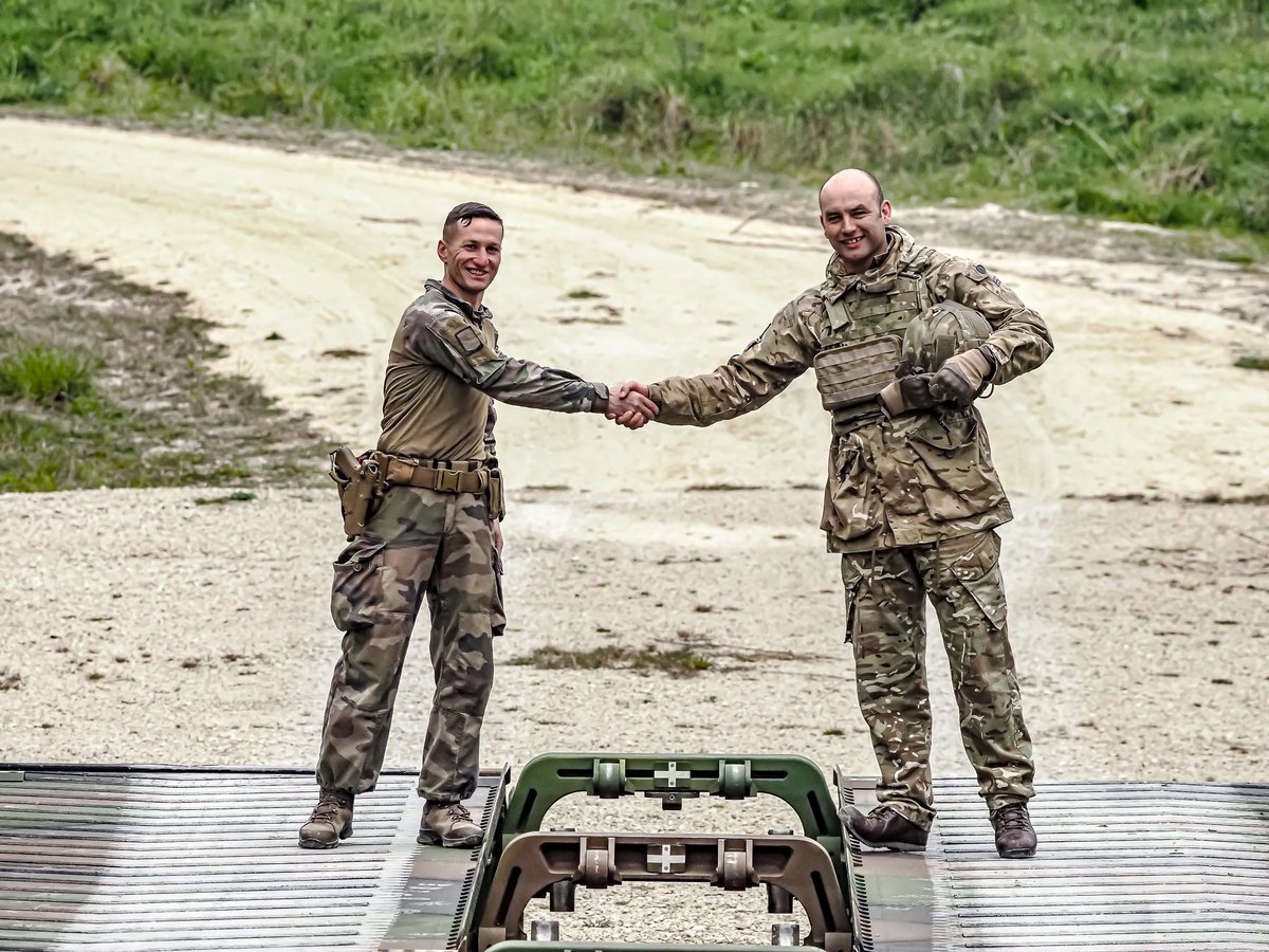 cdc31RG's tweet photo. Les Systèmes de Pose Rapide de Travures détachés par le @13RG_officiel auprès du #31RG dans le cadre d'#ORION23 ont été mis en œuvre pour faire franchir des véhicules de l'armée britannique. Une coopération interalliée ancienne et d’avenir pour la défense de nos intérêts communs. https://t.co/wpiwFi5T7G