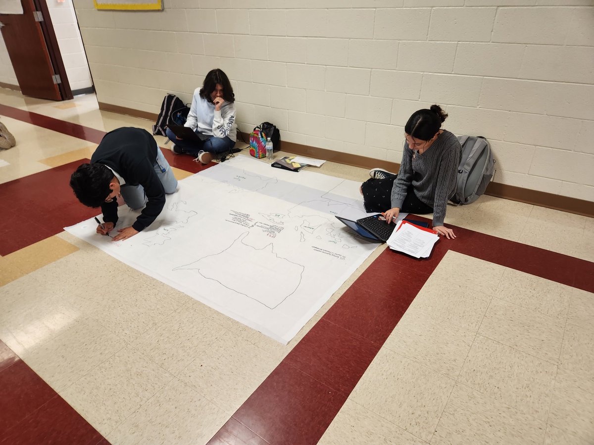 VeronicaMGaytan's tweet photo. APUSH STUDENTS PREPPING FOR THEIR NATIONAL EXAM ON MAY 5TH! 🇺🇲 #APUSH #GetaFive  #Falcons #LFHS https://t.co/K5kPxSCOU2
