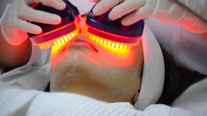 Pettigrew_Spa's tweet photo. Light Therapy Facials rejuvenate the skin, lift and tone and increase elasticity while reducing fine lines and wrinkles.

Light therapy that uses all 4 rays of red, blue, green and yellow.<br... more at https://t.co/XxOC3BDWaN https://t.co/eMqy5RceK7