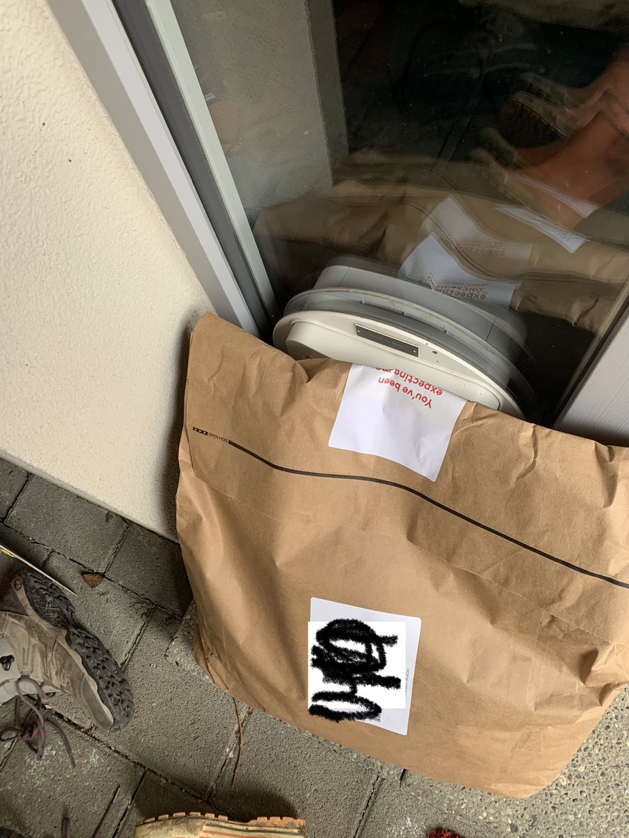 R_I_A_BS's tweet photo. Liebe #Paketverteiler, #Speditionsfirmen: Das ist ein #Katzentürchen. Hier kann eine #Katze frei das Haus verlassen und wieder heimkehren. Bitte ins #Curiculum für die #Ausbdung aufnehmen! - So geht das nicht! #Lesen hilft! #lesenhilft https://t.co/DjIV4ZyStf