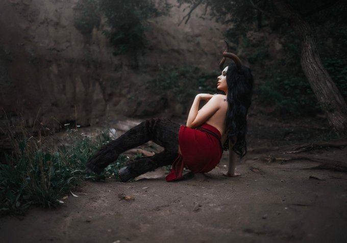 Succubus 😜 I love this cosplay https://t.co/3OPUwaB1uE