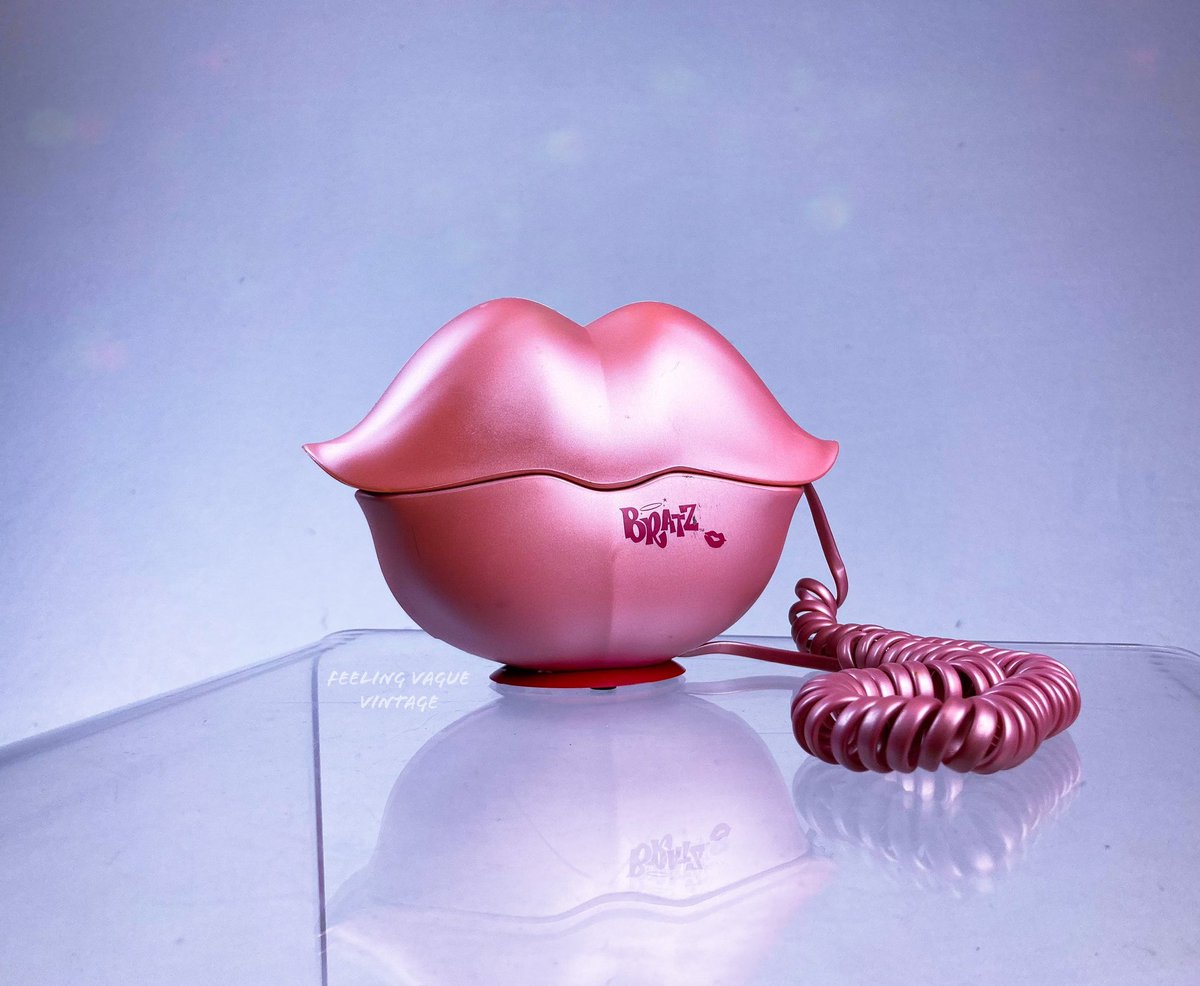 catvampyr's tweet photo. thinking about the bratz lip phone https://t.co/PkngBpFNvb