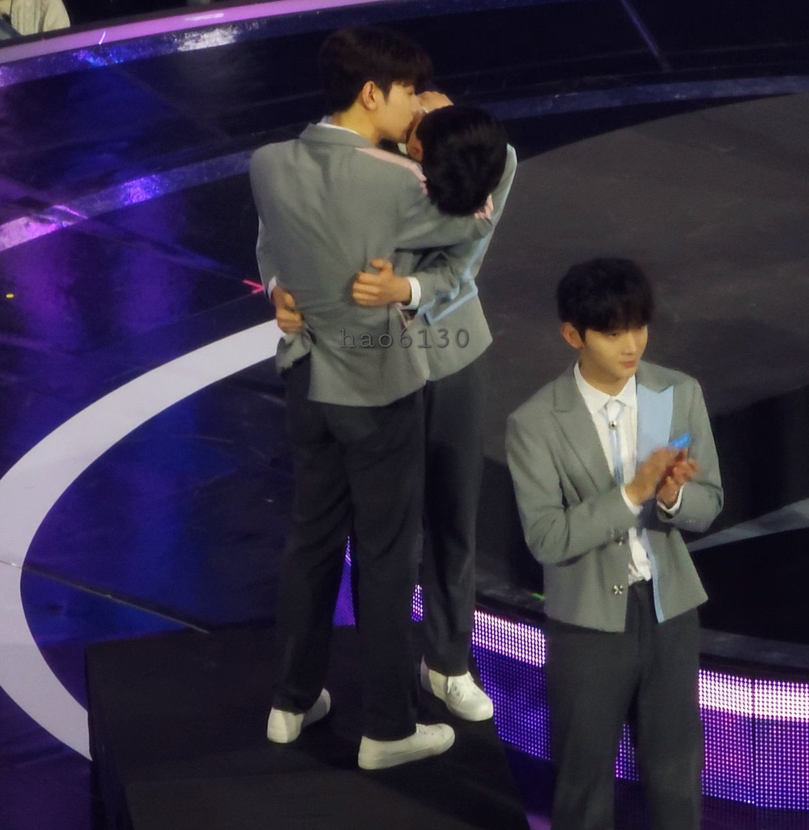 jiwoongiez's tweet photo. OMFG NOT ZHANGHAO KISSING HANBINS NECK OMFG😭😭😭😭 https://t.co/m9QbFL3zhM