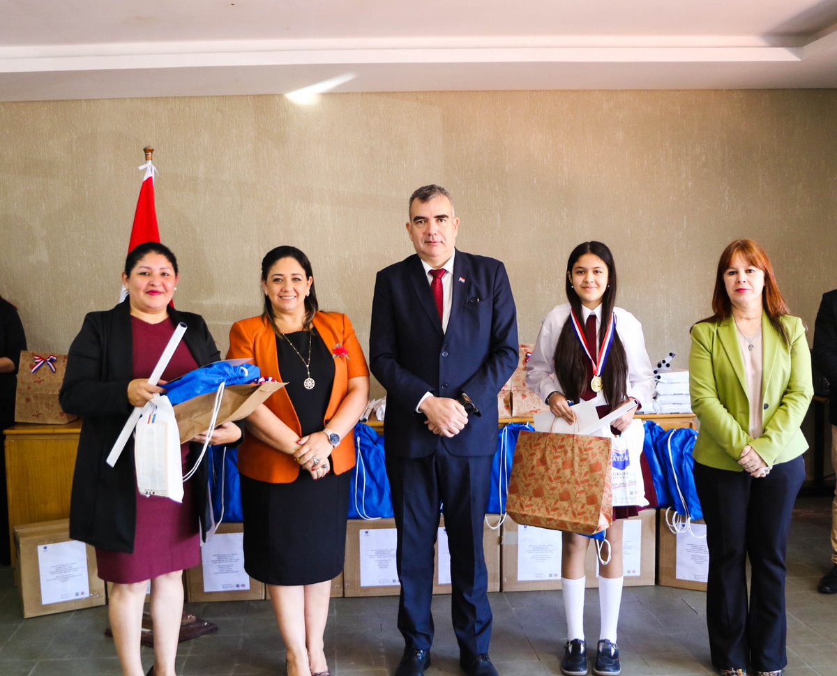 MECpy's tweet photo. 🥇Jóvenes y docentes ganadores del Concurso Nac. de Valores reciben premios y lanzan versión 2023🇵🇾

✔️Apuntando a la reflexión, el análisis y la difusión de los valores a través de la vivencia y su  relacionamiento entre los integrantes de la Comunidad Educativa y la sociedad. https://t.co/IpisvD1mkT