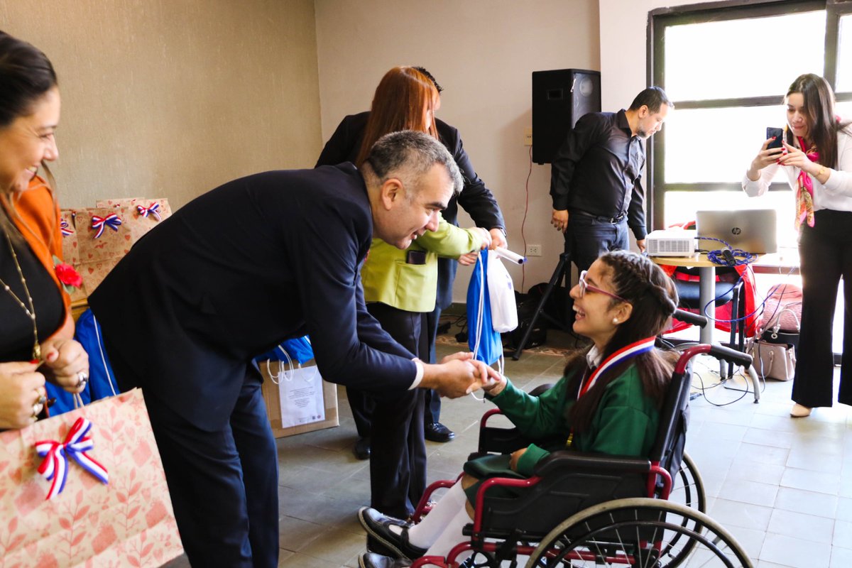 MECpy's tweet photo. 🥇Jóvenes y docentes ganadores del Concurso Nac. de Valores reciben premios y lanzan versión 2023🇵🇾

✔️Apuntando a la reflexión, el análisis y la difusión de los valores a través de la vivencia y su  relacionamiento entre los integrantes de la Comunidad Educativa y la sociedad. https://t.co/IpisvD1mkT