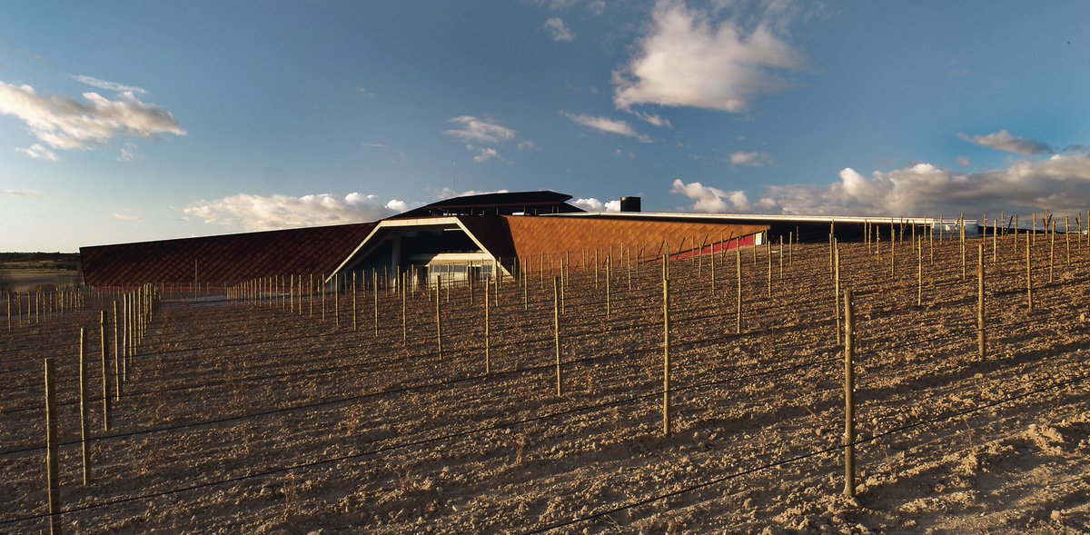 arquitect_viva's tweet photo. Norman Foster ya construyó en 2010 el edificio para la Familia Martínez Zabala de las Bodega Portia en Gumiel de Izán (Burgos). Donde las gradaciones del acero cortén facilitaron una suave inserción en un paisaje de ocres y rojos...
https://t.co/MrniEeXfE9 https://t.co/puf0dcWNXo