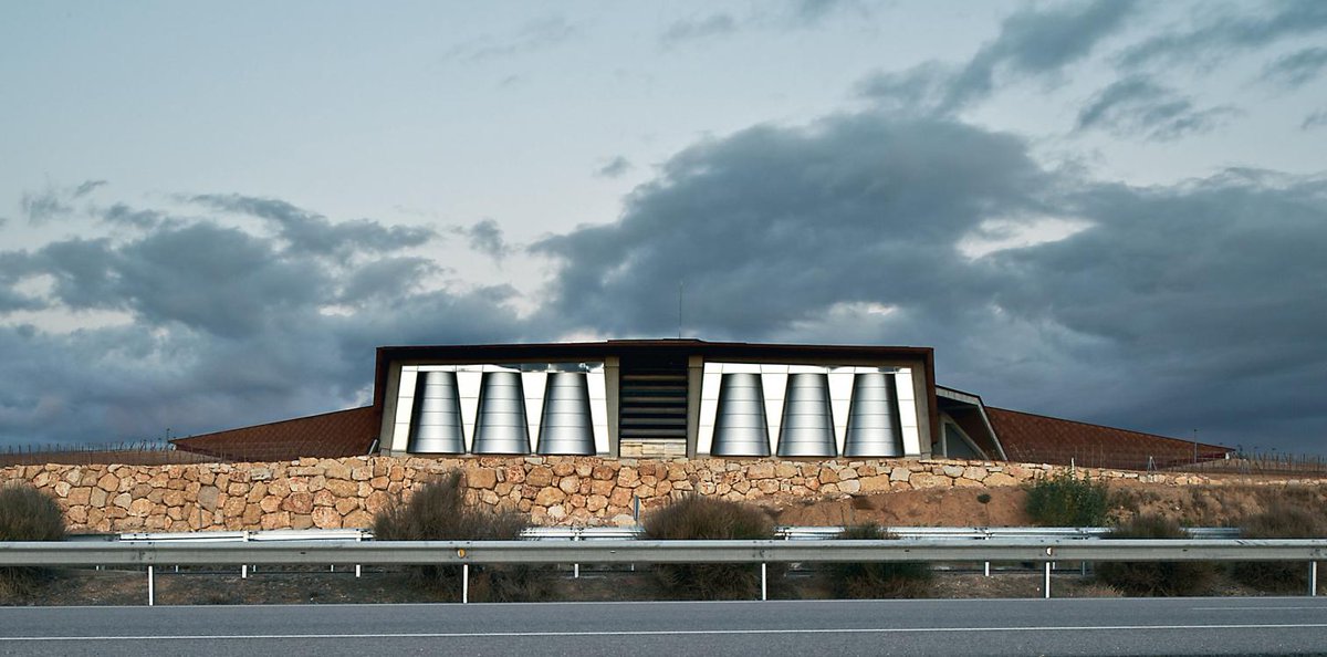 arquitect_viva's tweet photo. Norman Foster ya construyó en 2010 el edificio para la Familia Martínez Zabala de las Bodega Portia en Gumiel de Izán (Burgos). Donde las gradaciones del acero cortén facilitaron una suave inserción en un paisaje de ocres y rojos...
https://t.co/MrniEeXfE9 https://t.co/puf0dcWNXo