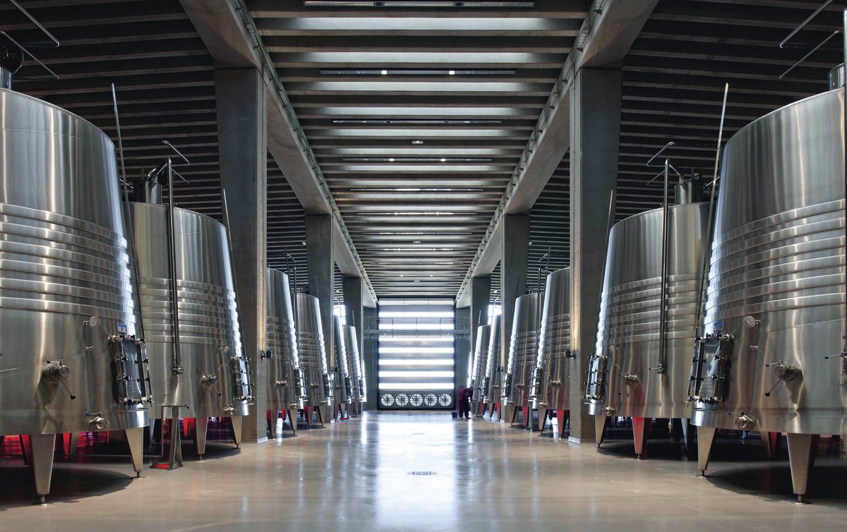 arquitect_viva's tweet photo. Norman Foster ya construyó en 2010 el edificio para la Familia Martínez Zabala de las Bodega Portia en Gumiel de Izán (Burgos). Donde las gradaciones del acero cortén facilitaron una suave inserción en un paisaje de ocres y rojos...
https://t.co/MrniEeXfE9 https://t.co/puf0dcWNXo