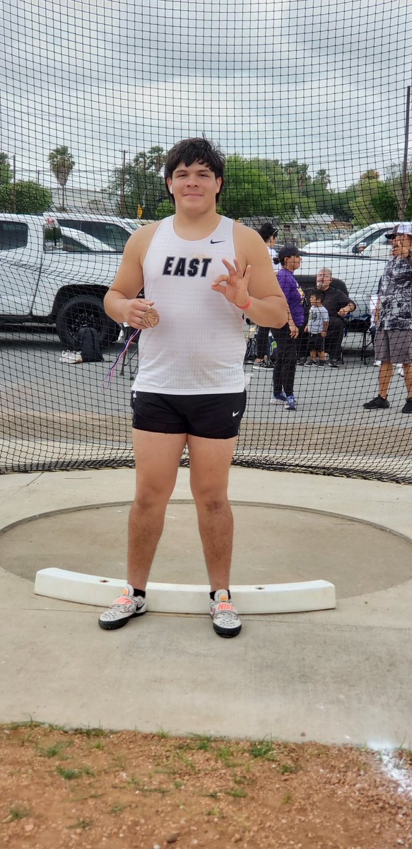 towenswisd's tweet photo. East HS thrower Ricardo Sustaita qualifies for UIL Regional meet with a 3rd place finish in the shot put at the 31/32 5A Area meet. Congrats! https://t.co/OPcVhMKW4v