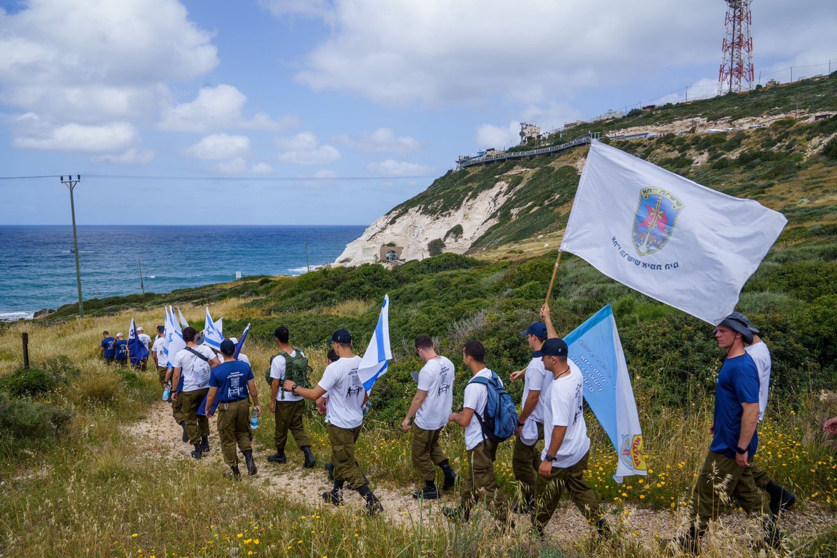 IDFSpokesperson's tweet photo. ביחד עם אלפי חיילות וחיילים, מפקדות ומפקדים - צעדתי הבוקר בשמורת הסטף, כחלק ממיזם ״צועדים בשבילי צה״ל״.

ייעודו של המיזם לאחד בין כלל משרתי צה״ל ולחבר אותם למורשת ולשבילי הארץ היפה שלנו.

״בקצה השמיים ובסוף המדבר 
יש מקום רחוק מלא פרחי בר״
-מקום לדאגה, יהונתן גפן ז״ל- https://t.co/PlT92DikCi