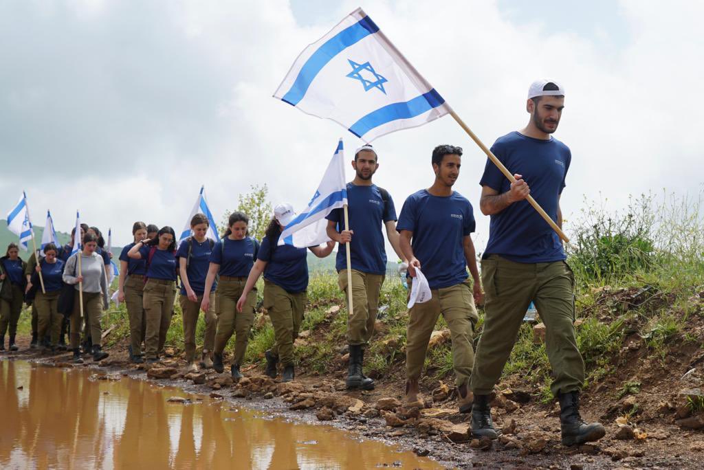 IDFSpokesperson's tweet photo. ביחד עם אלפי חיילות וחיילים, מפקדות ומפקדים - צעדתי הבוקר בשמורת הסטף, כחלק ממיזם ״צועדים בשבילי צה״ל״.

ייעודו של המיזם לאחד בין כלל משרתי צה״ל ולחבר אותם למורשת ולשבילי הארץ היפה שלנו.

״בקצה השמיים ובסוף המדבר 
יש מקום רחוק מלא פרחי בר״
-מקום לדאגה, יהונתן גפן ז״ל- https://t.co/PlT92DikCi