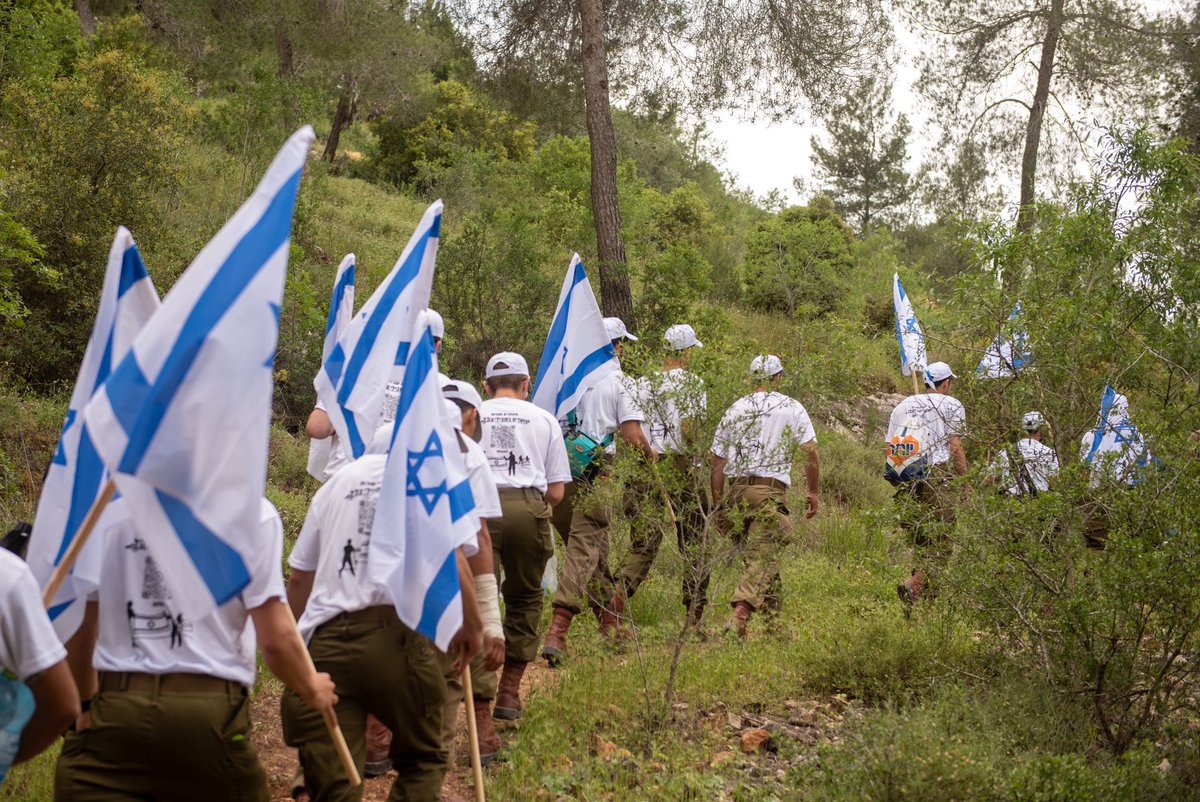 IDFSpokesperson's tweet photo. ביחד עם אלפי חיילות וחיילים, מפקדות ומפקדים - צעדתי הבוקר בשמורת הסטף, כחלק ממיזם ״צועדים בשבילי צה״ל״.

ייעודו של המיזם לאחד בין כלל משרתי צה״ל ולחבר אותם למורשת ולשבילי הארץ היפה שלנו.

״בקצה השמיים ובסוף המדבר 
יש מקום רחוק מלא פרחי בר״
-מקום לדאגה, יהונתן גפן ז״ל- https://t.co/PlT92DikCi