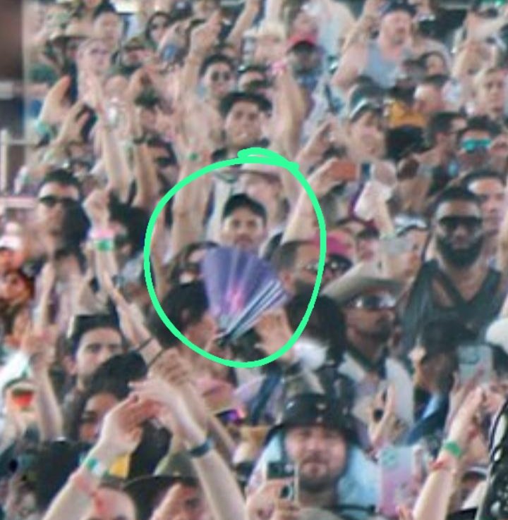 AnnaLimma22's tweet photo. @PopOnze Até o blue pen foi pro Coachella https://t.co/qsYt4g5d4D