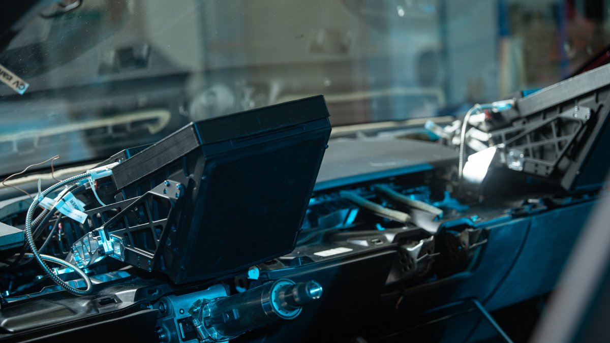 WayRay's tweet photo. Here are some behind-the-scenes insights about the manufacturing and testing process of the #TeslaModel3 with the integrated #DeepRealityDisplay.

#AR #automotive https://t.co/pYG7hVWkly