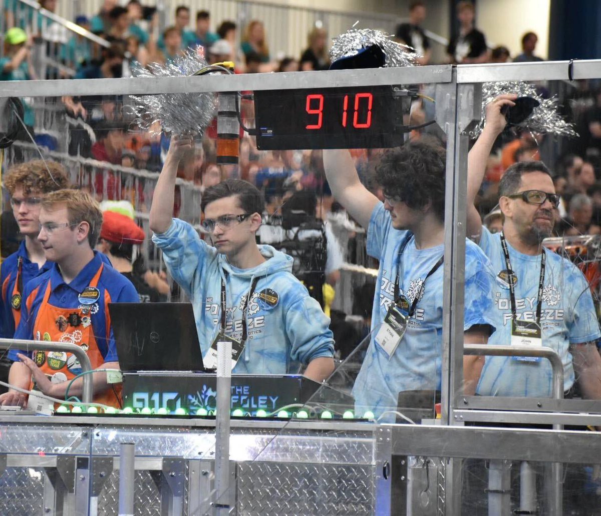 FRC910's tweet photo. After a bit of a tippy situation in our first match (thanks for help, @frc360!), we took a win in our second match of the day, 152-81! ⚙️❄️
#FIRSTCMP #omgrobots https://t.co/w2A5Jh9ku4