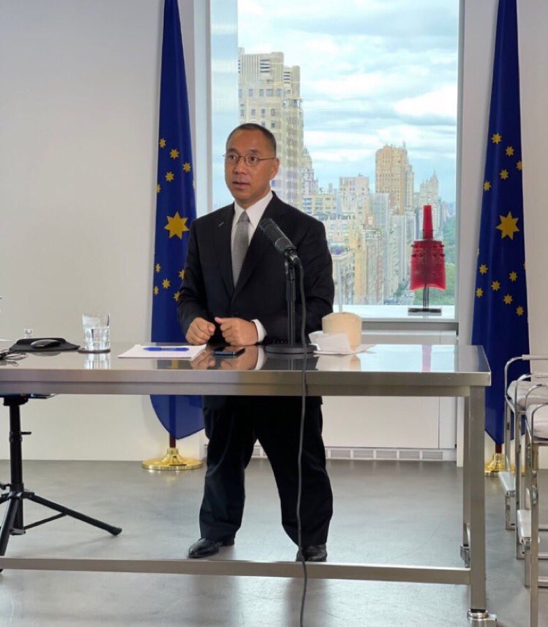 欺哥在狱中给我发来求助信息，说是肛门快要顶不住了，老外的鸡巴太粗了，七哥每天都被黑鬼插屁眼，都缝了好几次了。占友们赶紧行动起来，救救欺哥。