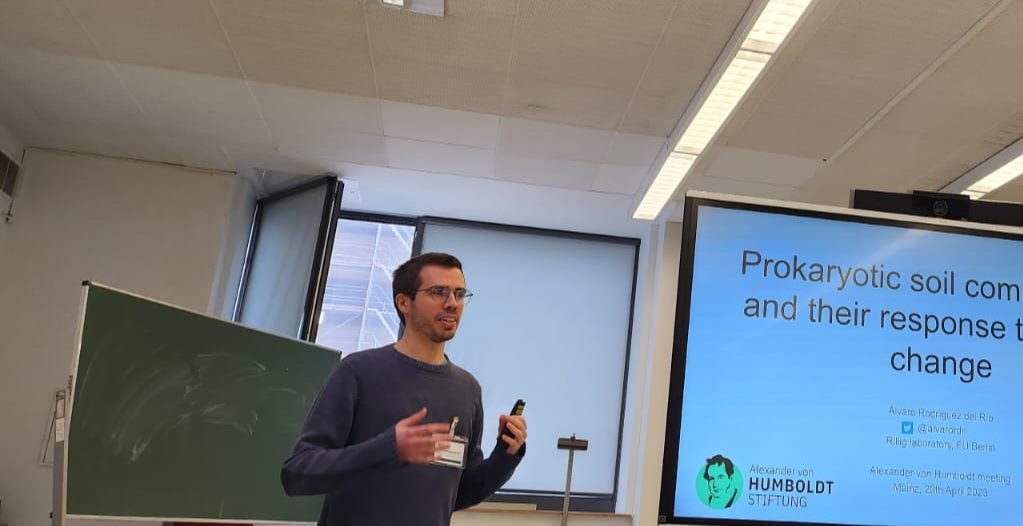 alvarordr's tweet photo. I had fun today talking about my research project at the @mrillig lab at the #AvHnet @AvHStiftung gathering in Mainz. Great opportunity to share our ideas and get some insightful feedback! https://t.co/UQUt4bY2Mm