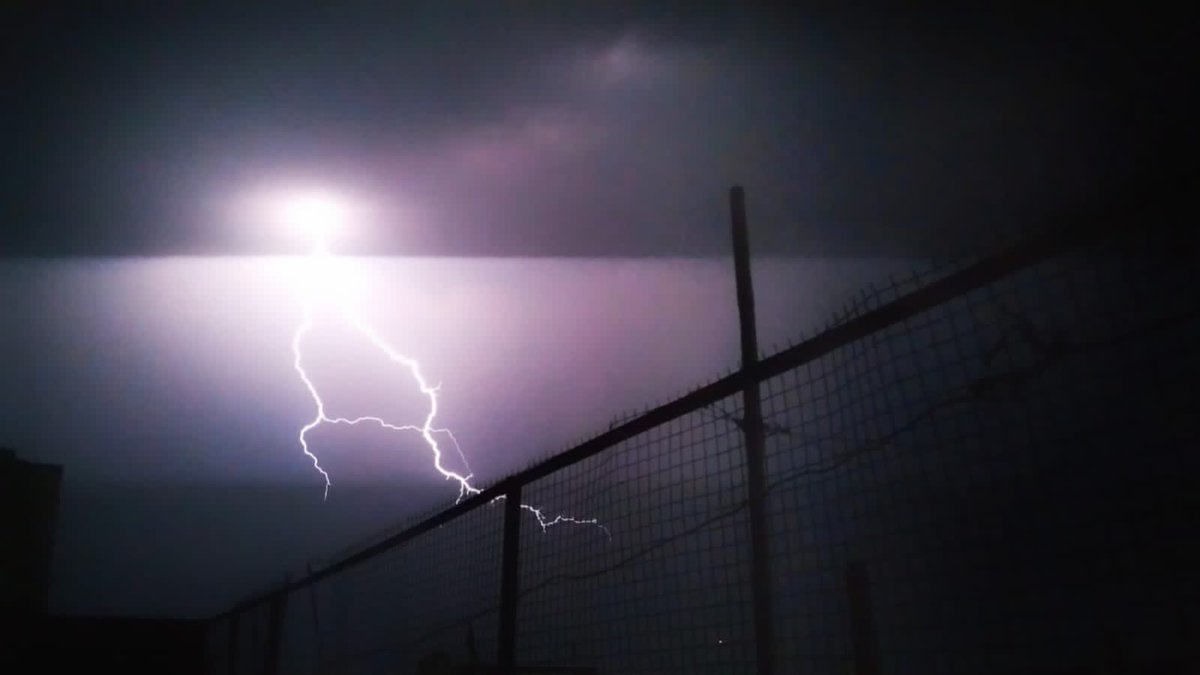 CycloneAnalyser's tweet photo. #Lightningstorm show over #Jabbalpur captured by today @TheLightningzon 
Till March #MadhyaPradesh ranked higher for deaths related to #lightningstorms this year, which accounts for one third of the total deaths from #Lightning Strikes  in #India.
Be safe from them in #Summer https://t.co/XHbLmw6xmn