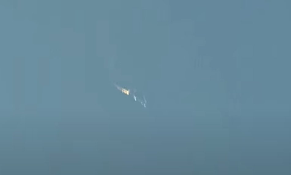 NewsDMZ's tweet photo. Das grösste jemals gebaute Raketensystem #Starship ist bei seinem ersten #Testflug wenige Minuten nach dem Start explodiert. Das zeigten Live-Bilder heute Donnerstag. Das private Raumfahrtunternehmen #SpaceX von Elon Musk bewertete den Test trotzdem als Erfolg.
https://t.co/YPEQ8dzFOu