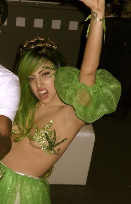 ididntwannaBme's tweet photo. Hoy es 4 de abril y se reproduce todo el día #MaryJaneHolland de mi amiga personal @ladygaga 

#420day https://t.co/DwFFMKkVEe