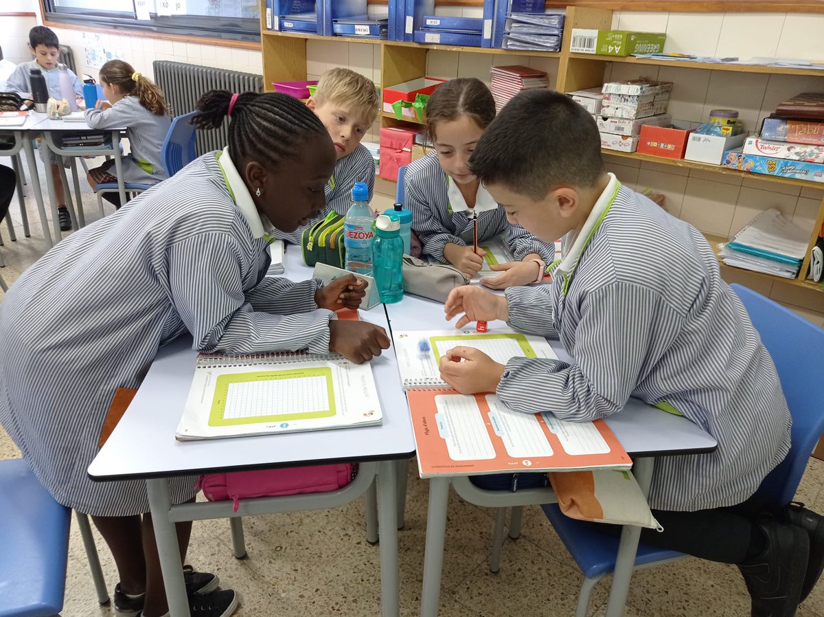 manyanetblanes's tweet photo. Els i les alumnes #3rEP fem prediccions amb els jocs de cubs. #emat #matemàtiques #josocmanyanet #blanes #juntsarribemméslluny @tekmaneducation https://t.co/T913JxjKqJ