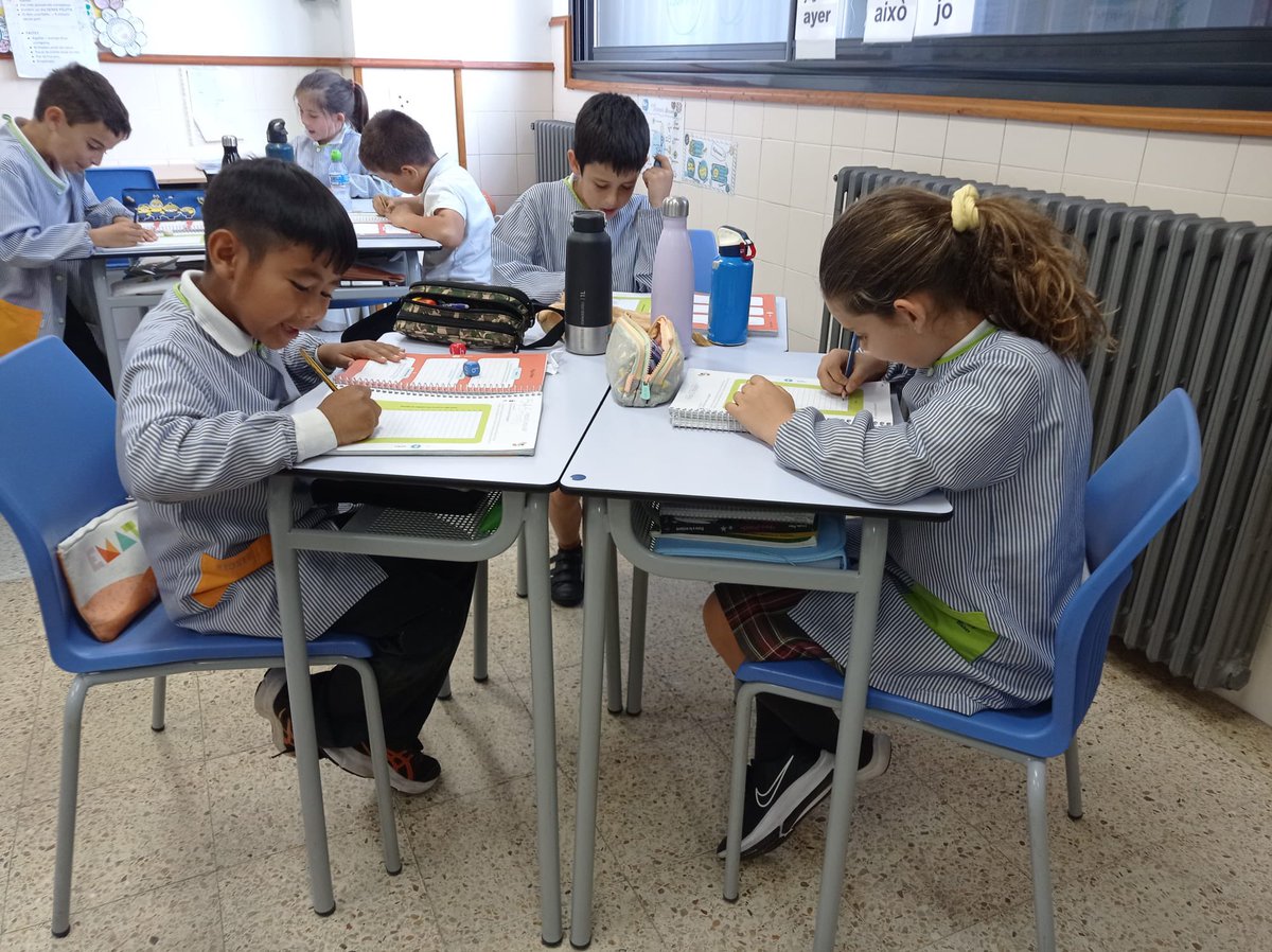manyanetblanes's tweet photo. Els i les alumnes #3rEP fem prediccions amb els jocs de cubs. #emat #matemàtiques #josocmanyanet #blanes #juntsarribemméslluny @tekmaneducation https://t.co/T913JxjKqJ
