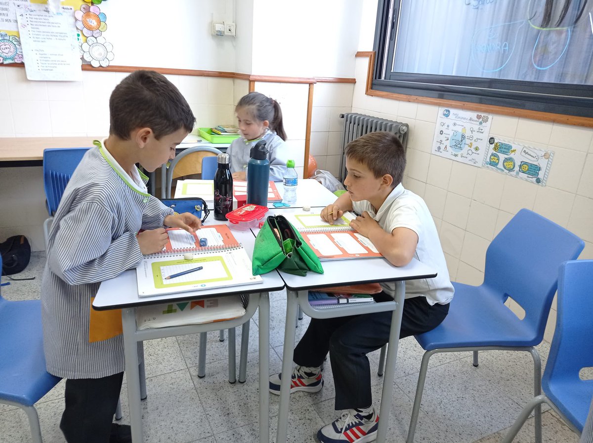manyanetblanes's tweet photo. Els i les alumnes #3rEP fem prediccions amb els jocs de cubs. #emat #matemàtiques #josocmanyanet #blanes #juntsarribemméslluny @tekmaneducation https://t.co/T913JxjKqJ