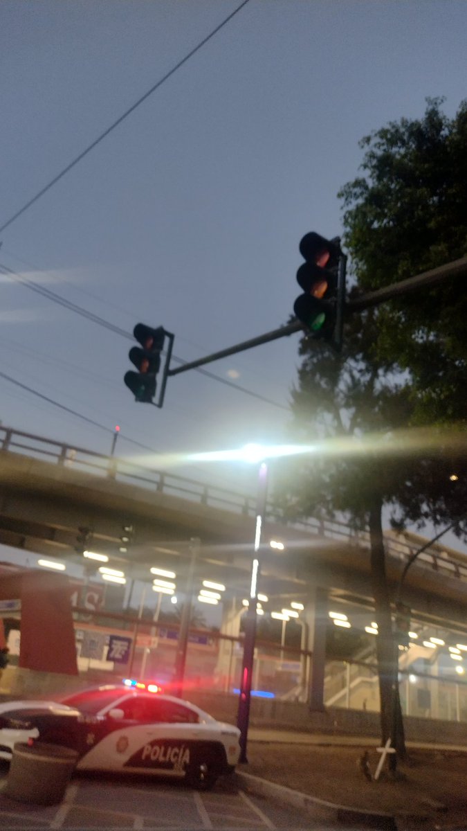 JesusMo57692034's tweet photo. Buenos días, reportando semáforos sin funcionar en calle 39 y avenida Ermita Colonia Santa Cruz meyehualco @LaSEMOVI @locatel_mx @OVIALCDMX @cdmx_ssc @UCS_GCDMX @Alc_Iztapalapa @ClaraBrugadaM https://t.co/C7fFhFQiHb