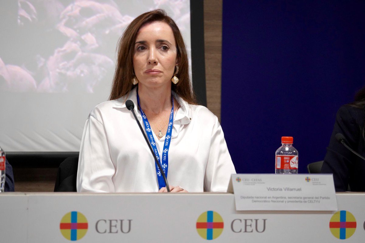 CEFAS_CEU's tweet photo. 🔴Congreso Internacional #VictimasComunismo "Voces por la libertad"

Mesa redonda ➡️ Indigenismos y populismos. Los peligros de la extrema izquierda en Hispanoamérica.

▶️ @VickyVillarruel: “El indigenismo reduce el poder del Estado y la relación del poder efectivo”. https://t.co/2ZwaeZveh1