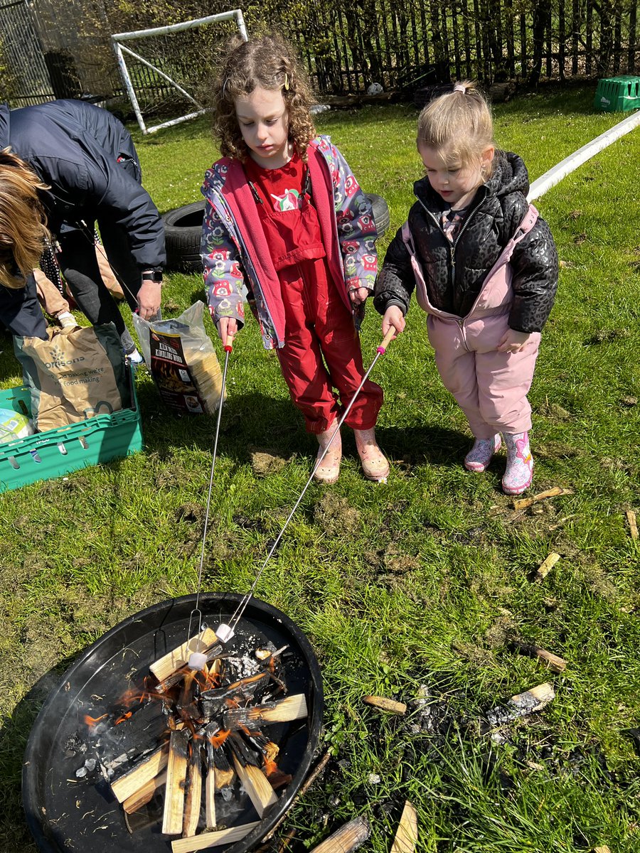 CarmondeanELC's tweet photo. We had a fire session today. Our children did so well at keeping #safesam around a fire. We toasted some marshmallows to make s’mores 🍡🔥
@froebeledin 
@wlelc 
 @WL_STEM https://t.co/w9hGJ3V1lp