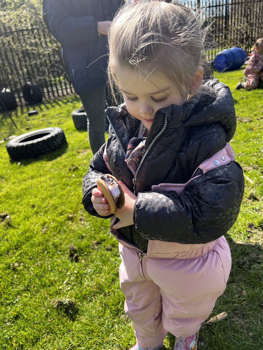 CarmondeanELC's tweet photo. We had a fire session today. Our children did so well at keeping #safesam around a fire. We toasted some marshmallows to make s’mores 🍡🔥
@froebeledin 
@wlelc 
 @WL_STEM https://t.co/w9hGJ3V1lp