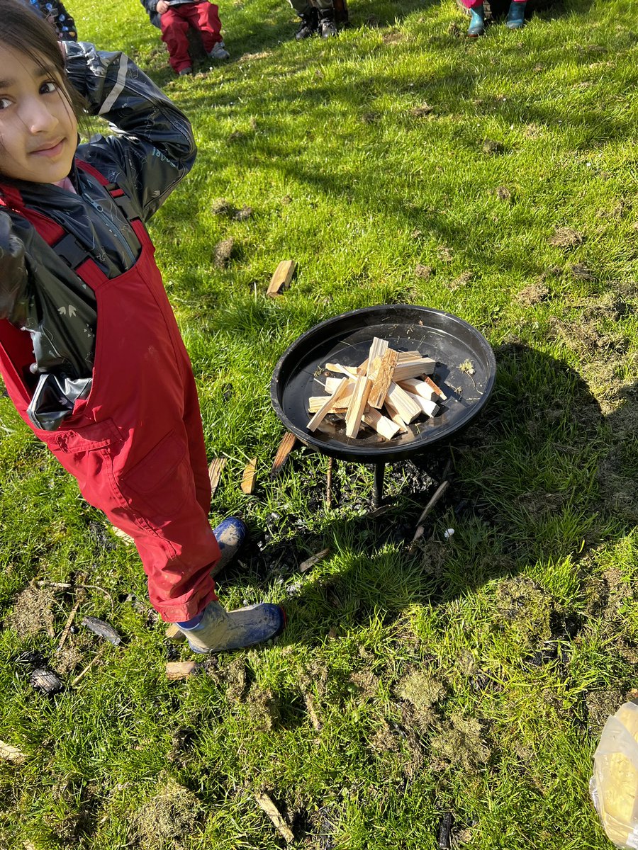CarmondeanELC's tweet photo. We had a fire session today. Our children did so well at keeping #safesam around a fire. We toasted some marshmallows to make s’mores 🍡🔥
@froebeledin 
@wlelc 
 @WL_STEM https://t.co/w9hGJ3V1lp
